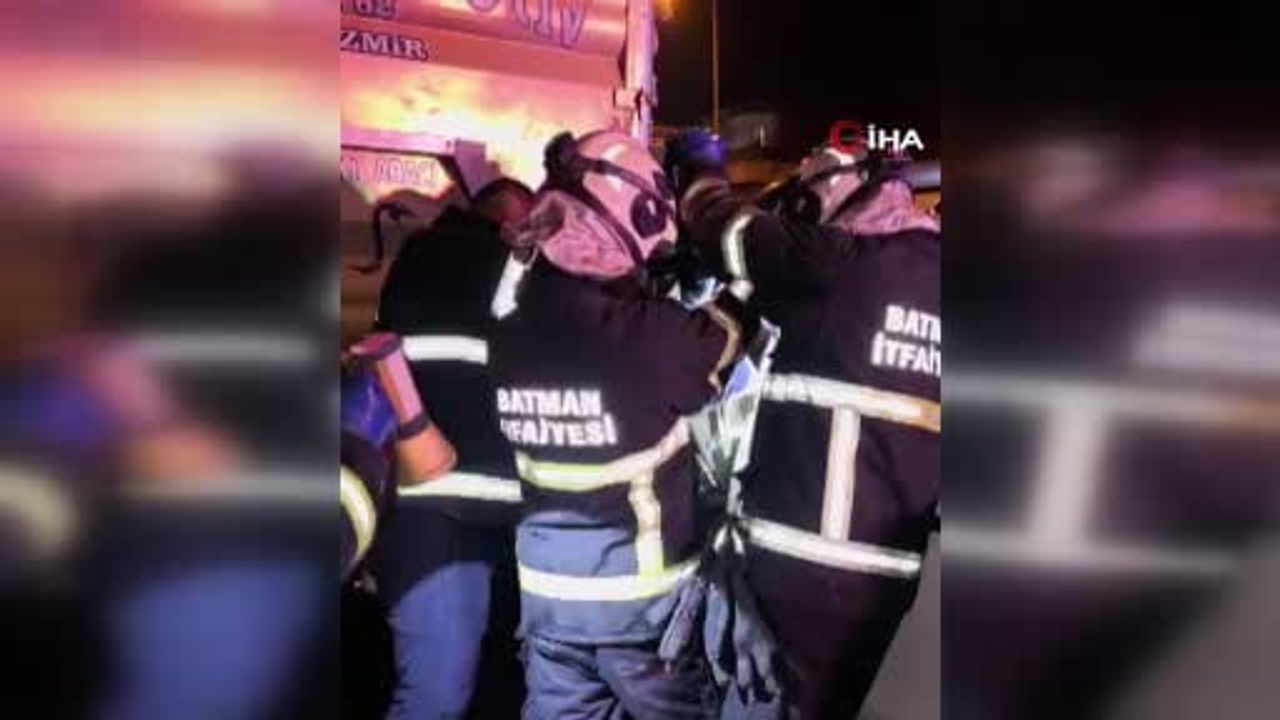 Batman’da kamyonete çarpan pikap sürücüsü itfaiye tarafından kurtarıldı