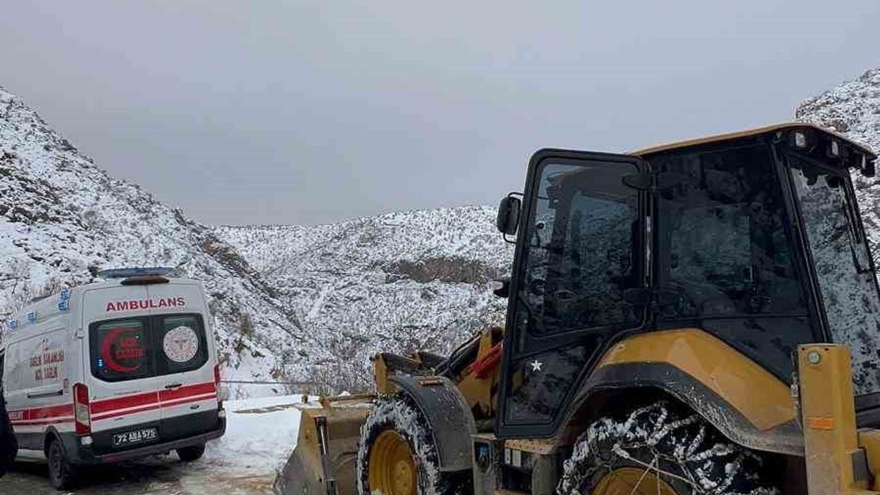 Batman'da kapanan yolda 14 yaşındaki Gülsüm sağlık ekiplerine ulaştırıldı