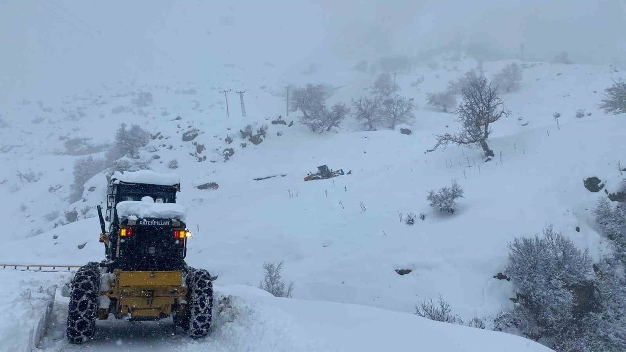 Batman'da kar 500'ün üzerinde köy ve mezra yolunu ulaşıma kapattı