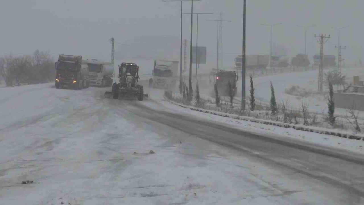 Batman'da kar alarmı: Ayrancı Geçidi'nde zincir denetimi ve kurtarma çalışmaları