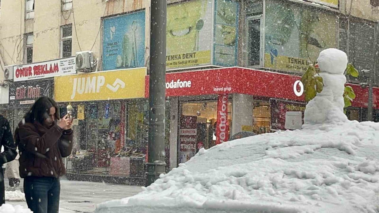 Batman'da kardan adamlar şehrin simgesi oldu