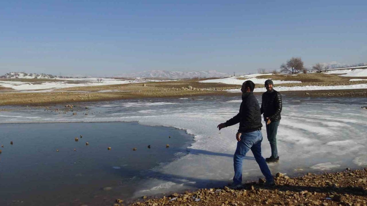 Batman'da Kırkat Göleti Tamamen Dondu — Vatandaşlar Buz Üzerinde Fotoğraf Çekti
