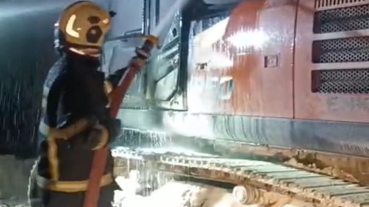 Batman'da park halindeki iş makinesi alev aldı