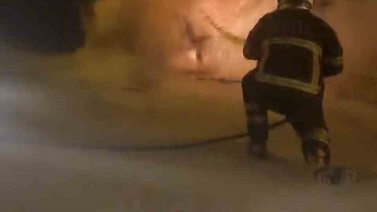 Batman'da park halindeki otomobil yanarak kullanılamaz hale geldi