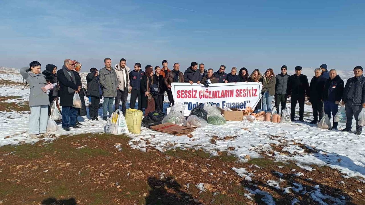 Batman'da STK temsilcileri yaban hayvanları için doğaya yem bıraktı