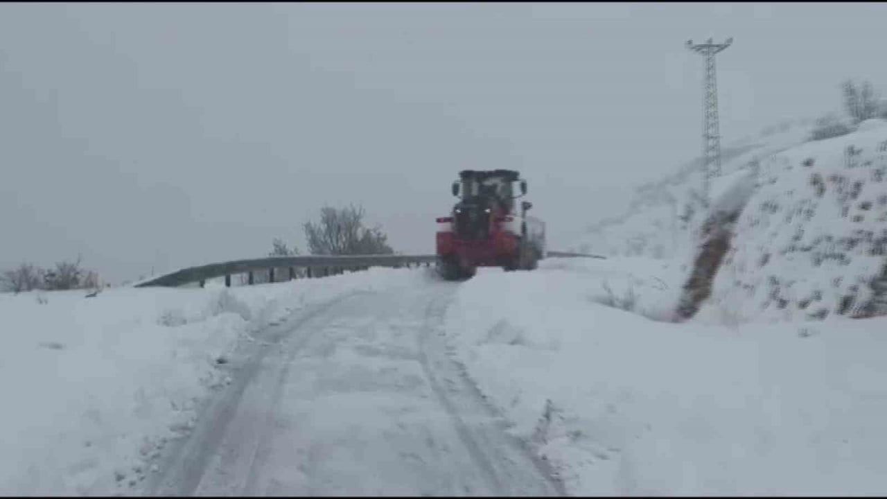 Batman Gercüş'te 35 köy yolu ulaşıma açıldı, ziyaretçiler kurtarıldı