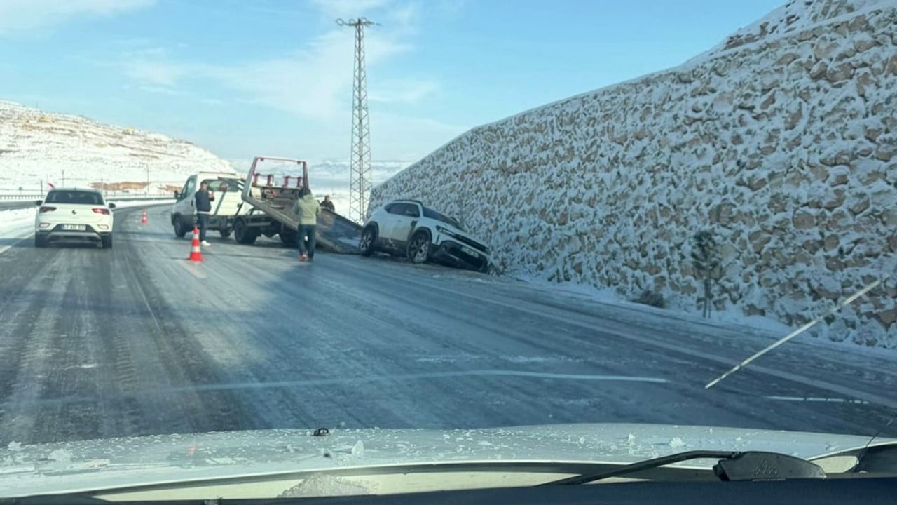 Batman-Hasankeyf yolunda zincirleme kaza: 3 araçta maddi hasar