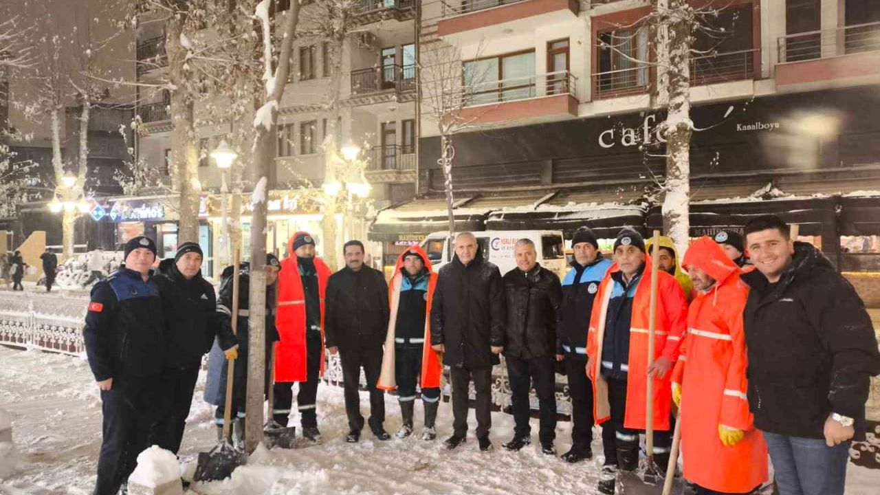 Battalgazi Belediyesi karla mücadeleyi gece boyu sürdürdü