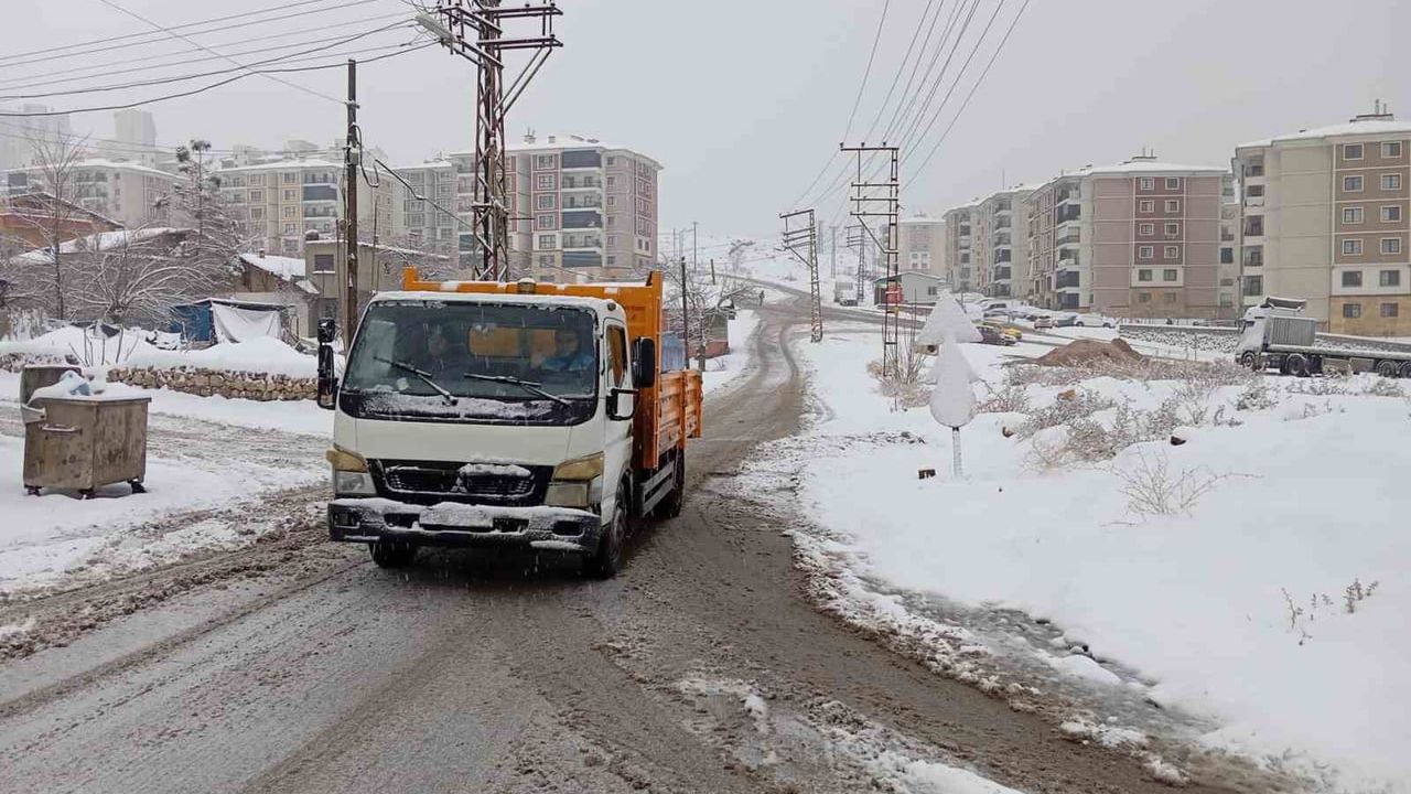 Battalgazi'de kar seferberliği: yollar ve kaldırımlar 7/24 açık