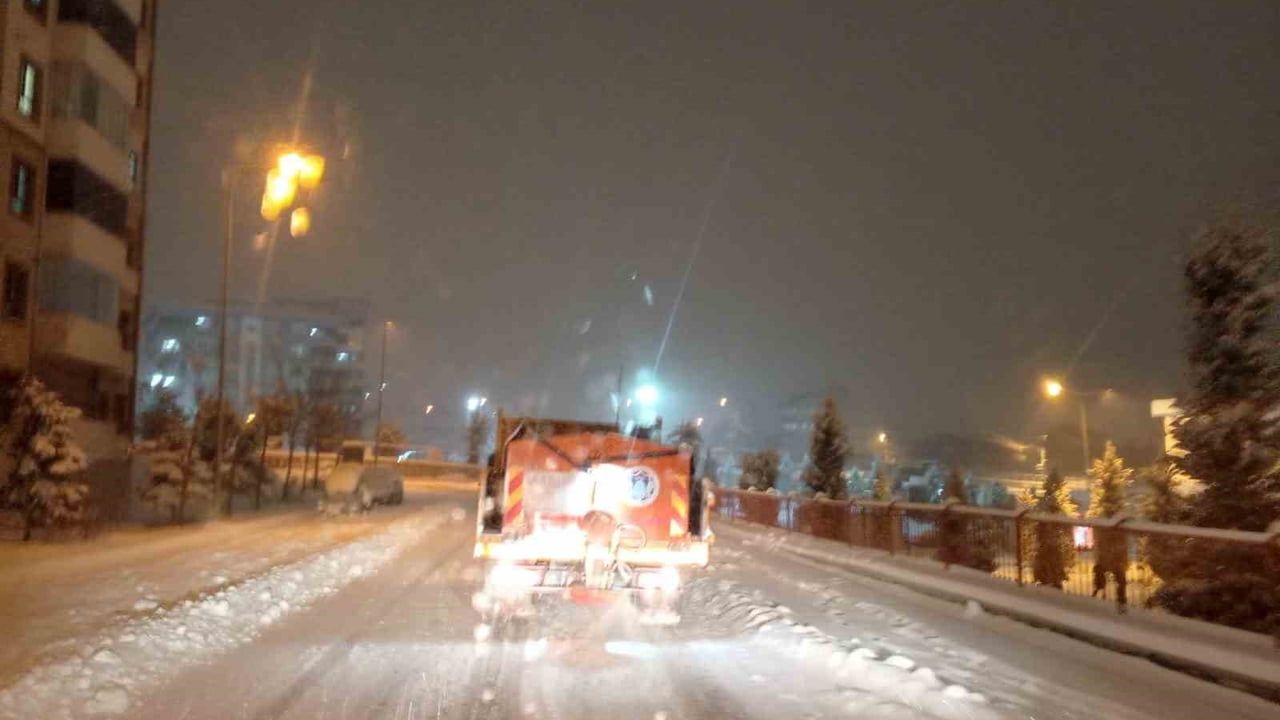 Battalgazi'de karla mücadele: Tuzlama ve yol açma çalışmaları sürüyor