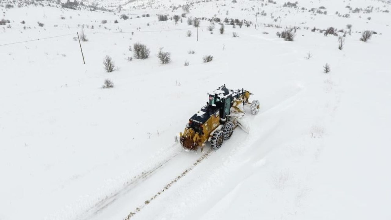 Bayburt’ta 44 köy yolu kar ve tipiden sonra ulaşıma açıldı
