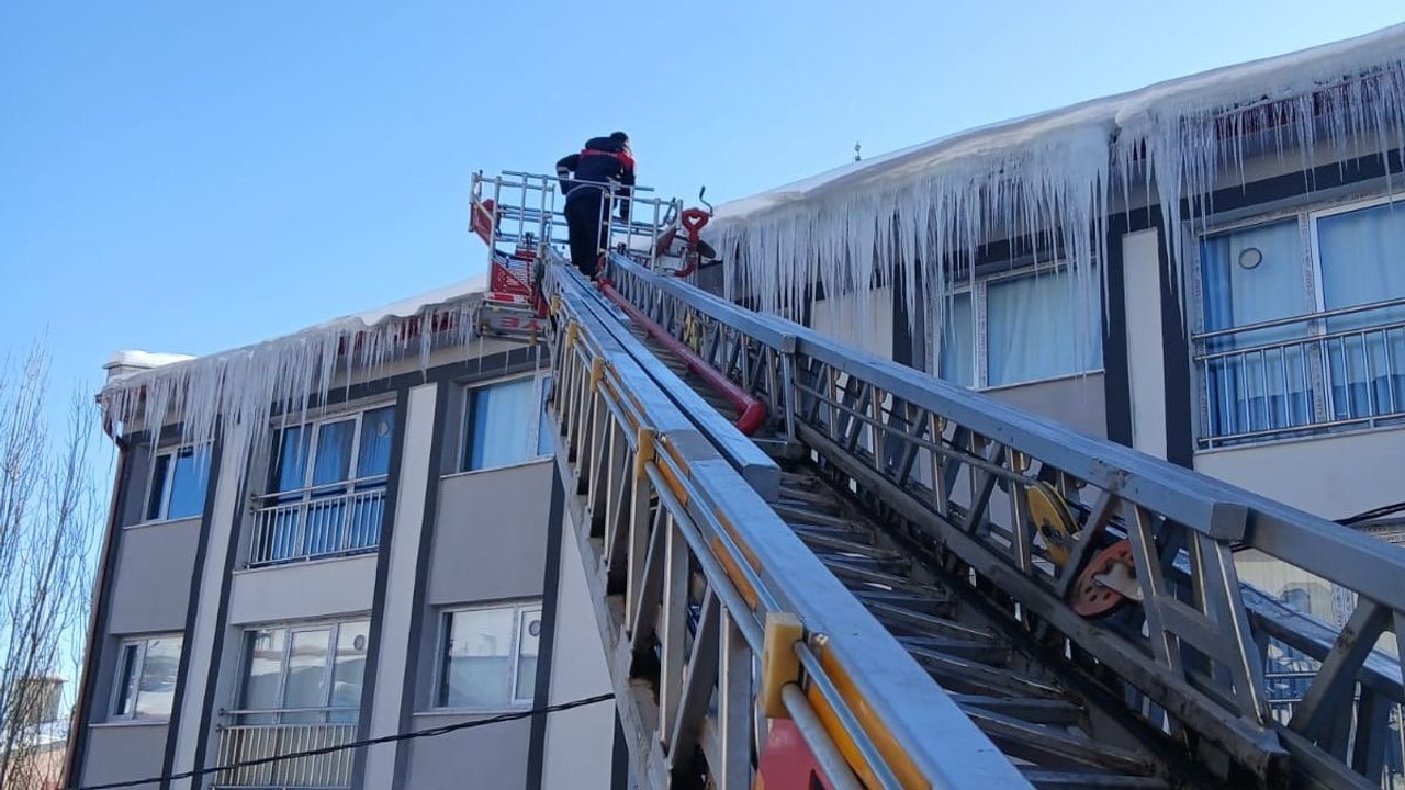 Bayburt'ta Bina Saçaklarındaki Buz Sarkıtları İtfaiye Tarafından Temizleniyor