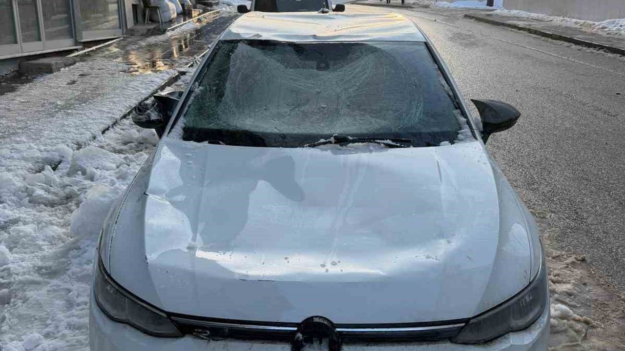 Bayburt’ta çatından düşen kar iki araca zarar verdi, bir otomobil hurdaya döndü