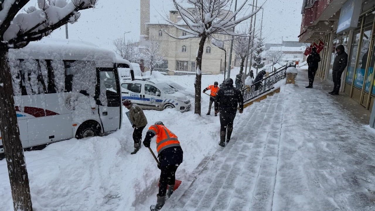 Bayburt’ta Demirözü ve Aydıntepe’de karla mücadele aralıksız