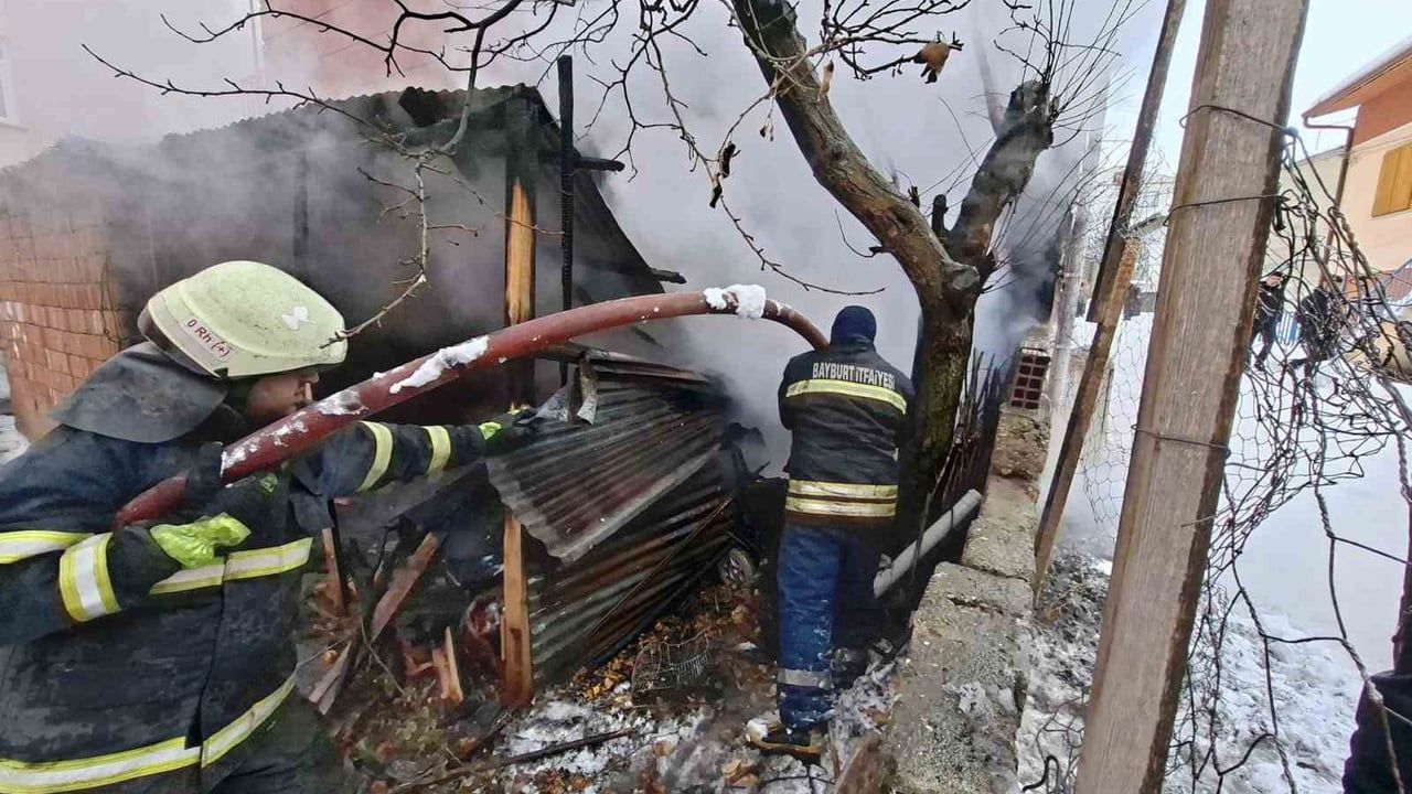 Bayburt'ta garaj ve depo yangını itfaiye tarafından söndürüldü