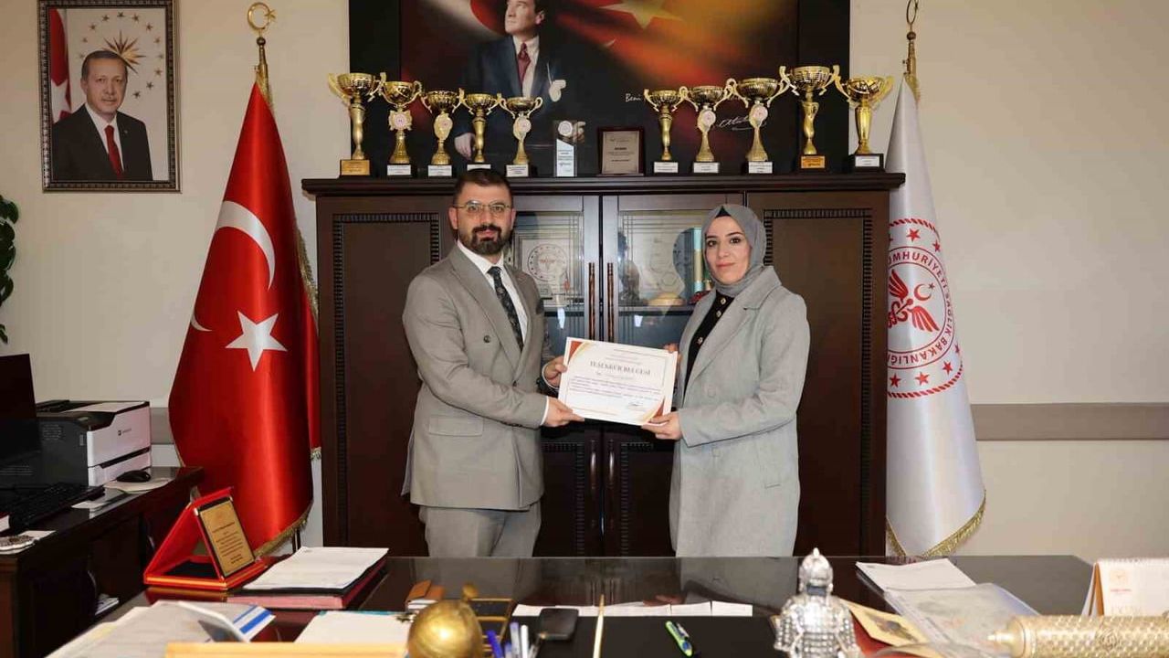 Bayburt'ta kanser taramalarında başarı gösteren sağlık çalışanlarına plaket