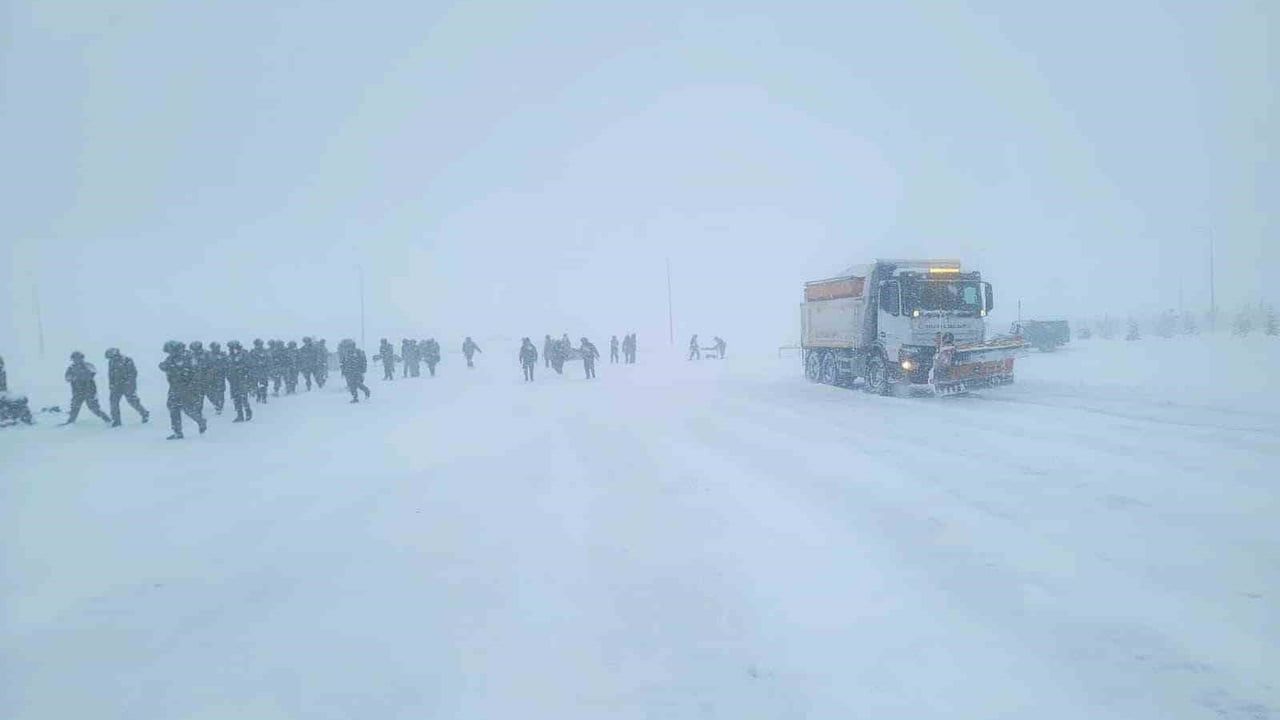 Bayburt'ta kar nedeniyle yolda kalan sürücülere müdahale