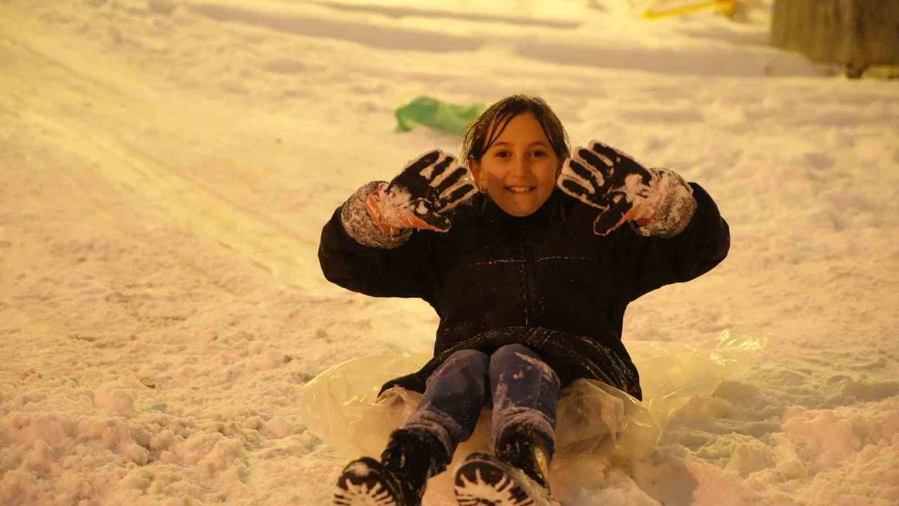 Bayburt'ta kar tatilini fırsat bilen çocuklar sokakları şenlendirdi