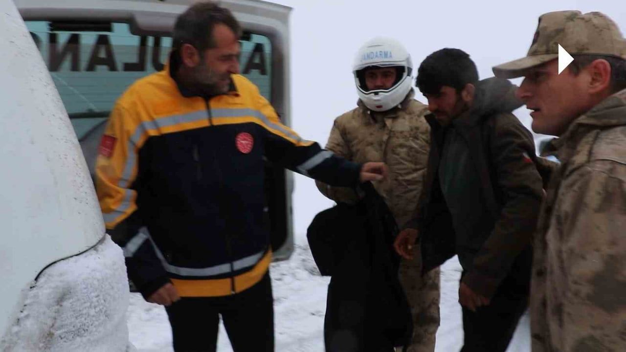Bayburt'ta kar ve tipide hastaneye ulaşamayan vatandaşa jandarma yetişti
