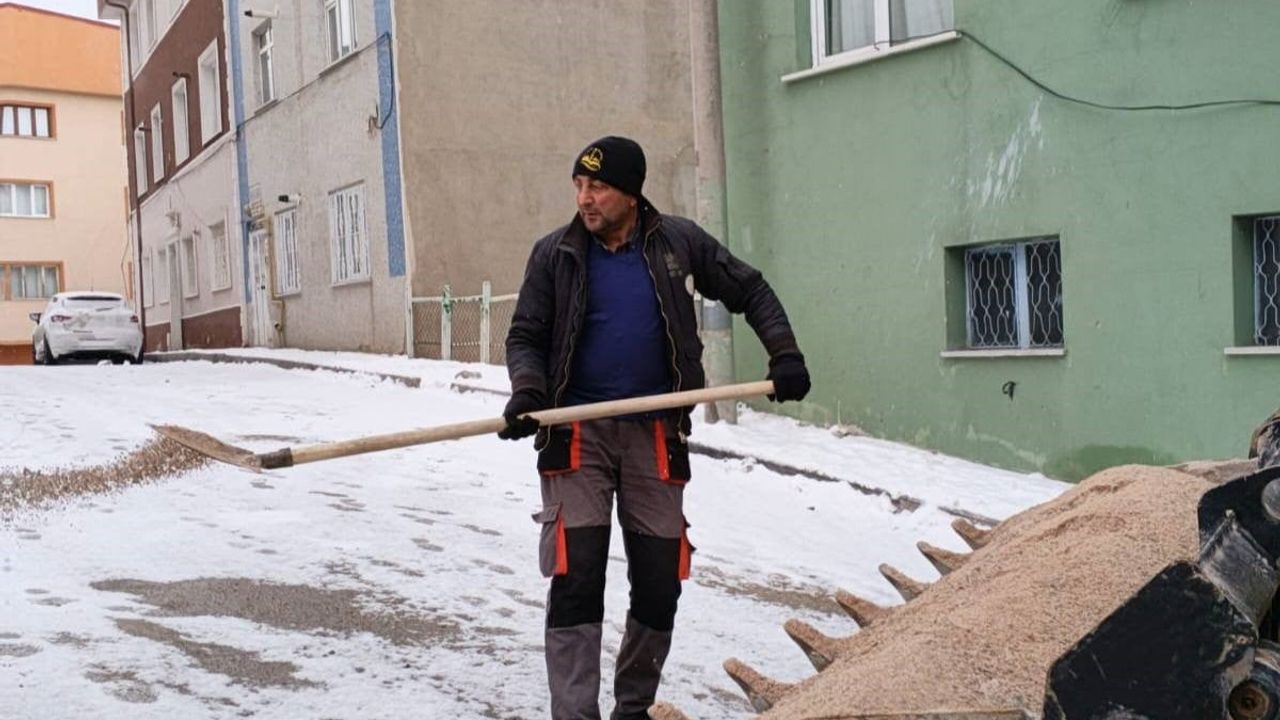 Bayburt’ta karla mücadele: Belediye tuzlama çalışmalarını sürdürüyor