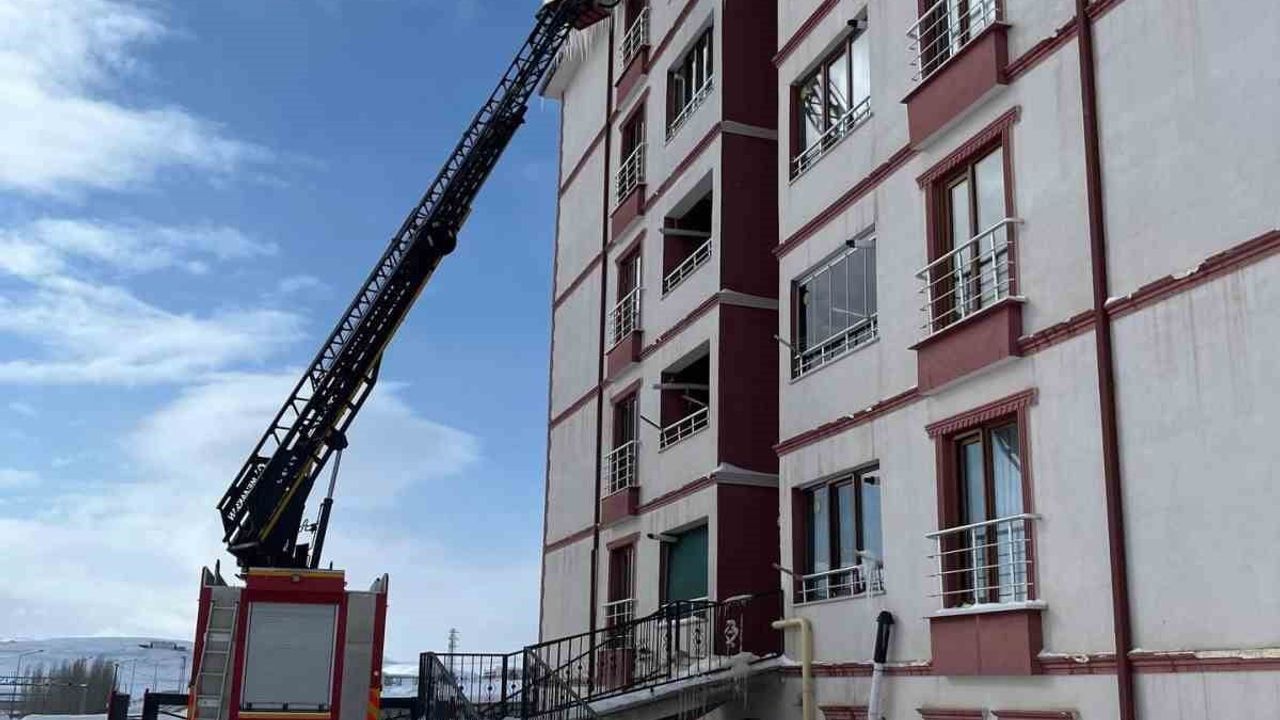 Bayburt’ta şiddetli soğuk: Çatılardaki 60 santimetrelik buzlar temizleniyor
