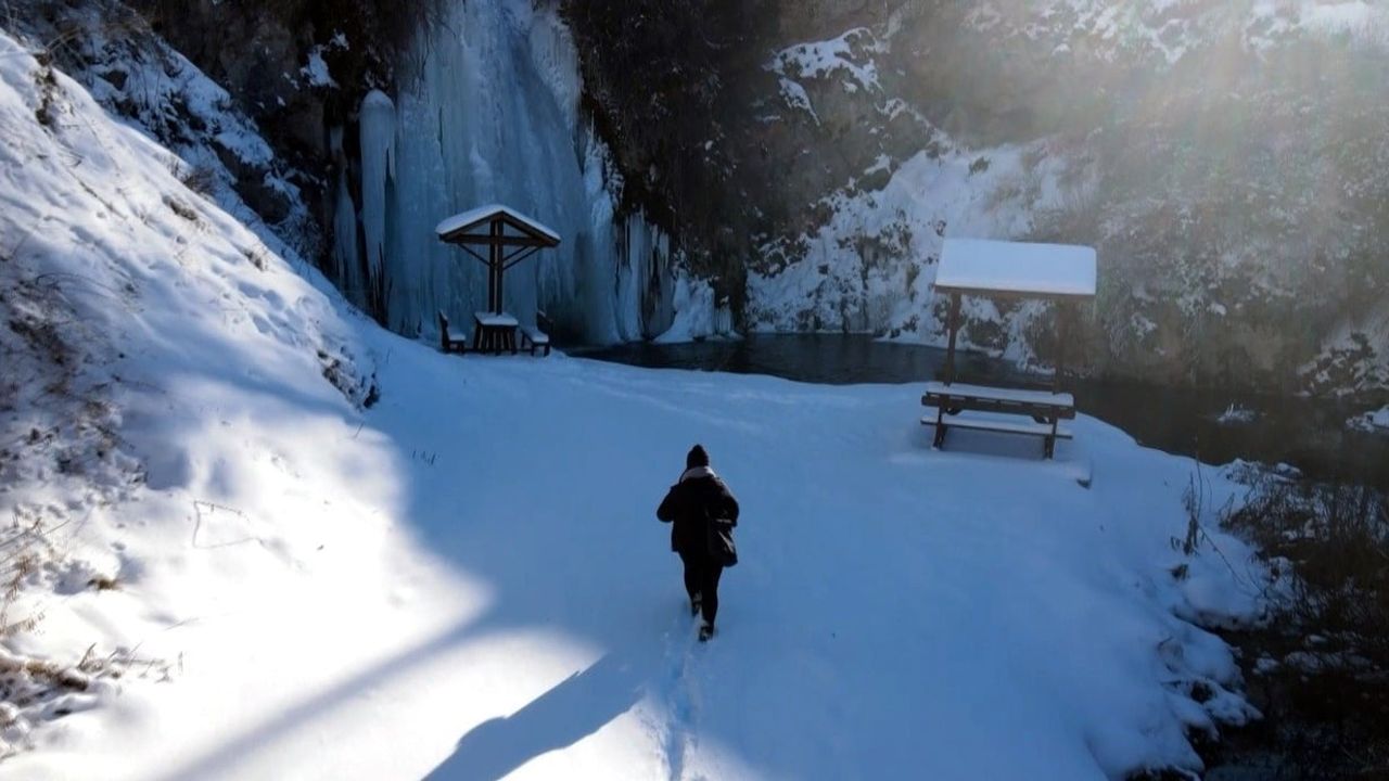 Bayburt’ta Sırakayalar Şelalesi kışın buzla kaplandı