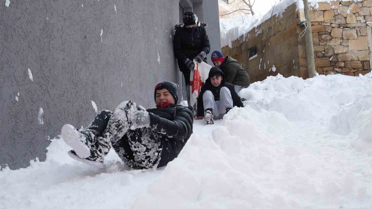 Bayburt'ta yoğun kar nedeniyle eğitime 1 gün ara