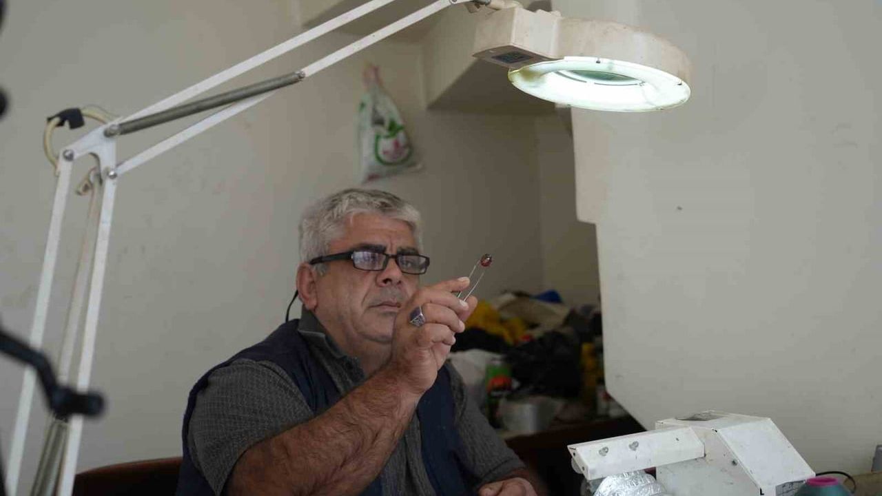 Bayburtlu kehribar ustası işlem sırasında milyonlarca yıllık böcek fosili buldu