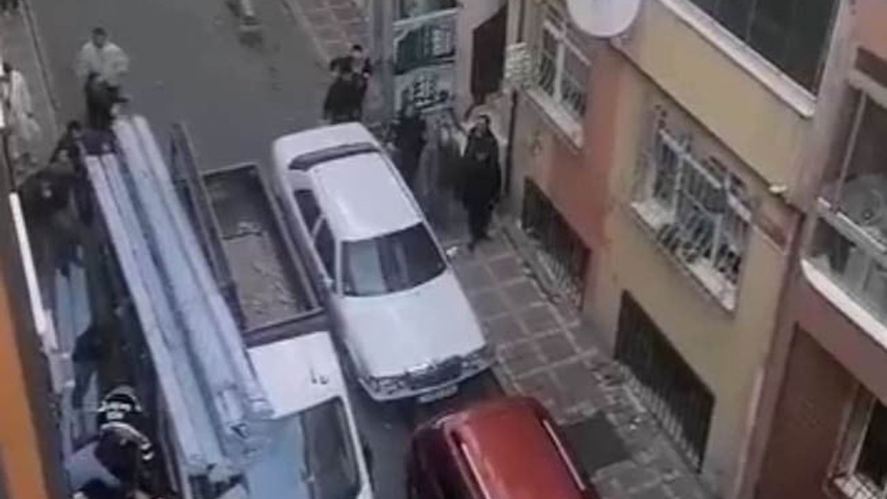 Bayrampaşa'da kamyonetten düşen PVC malzemeler işçiyi yaraladı