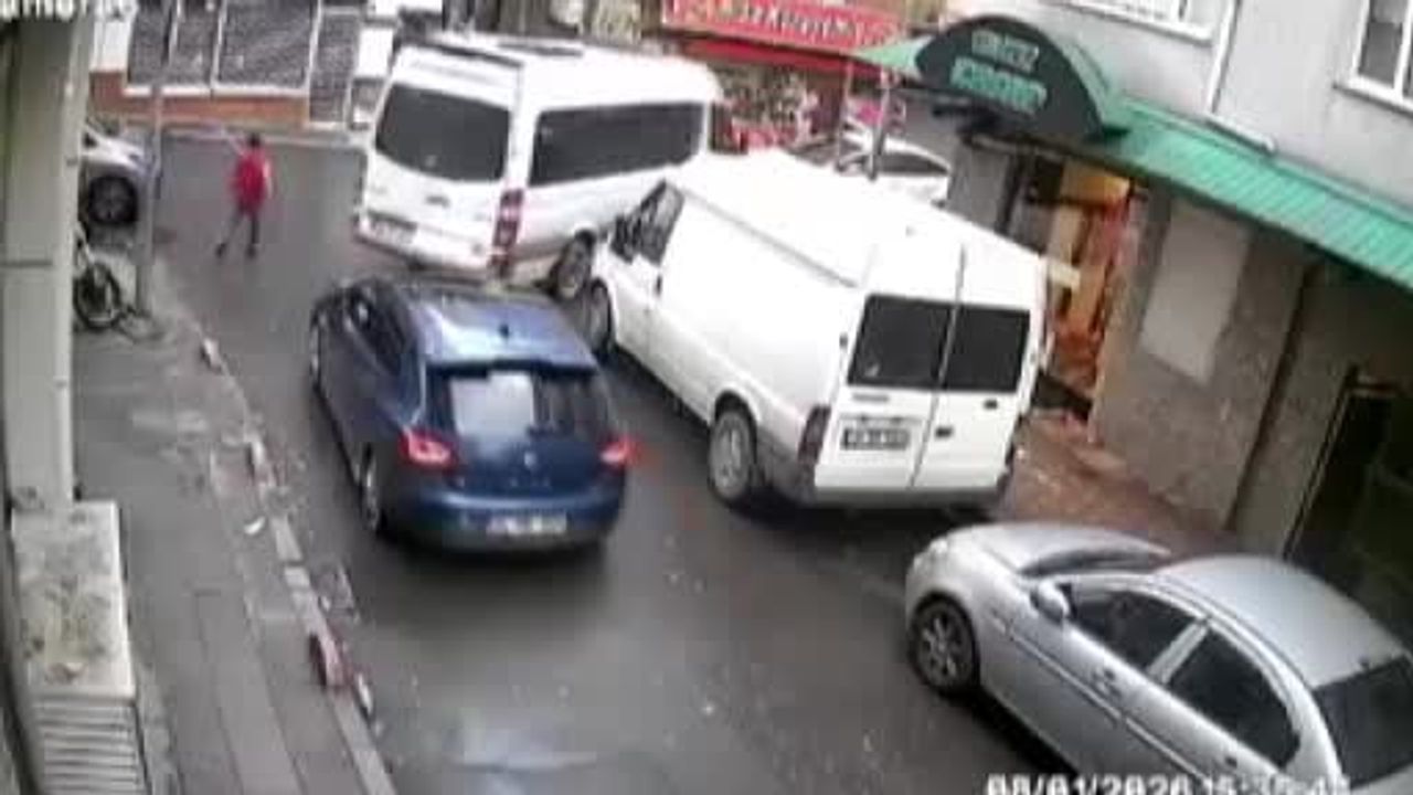 Bayrampaşa'da küçük kahraman: Trafikte ambulansa yol açtı