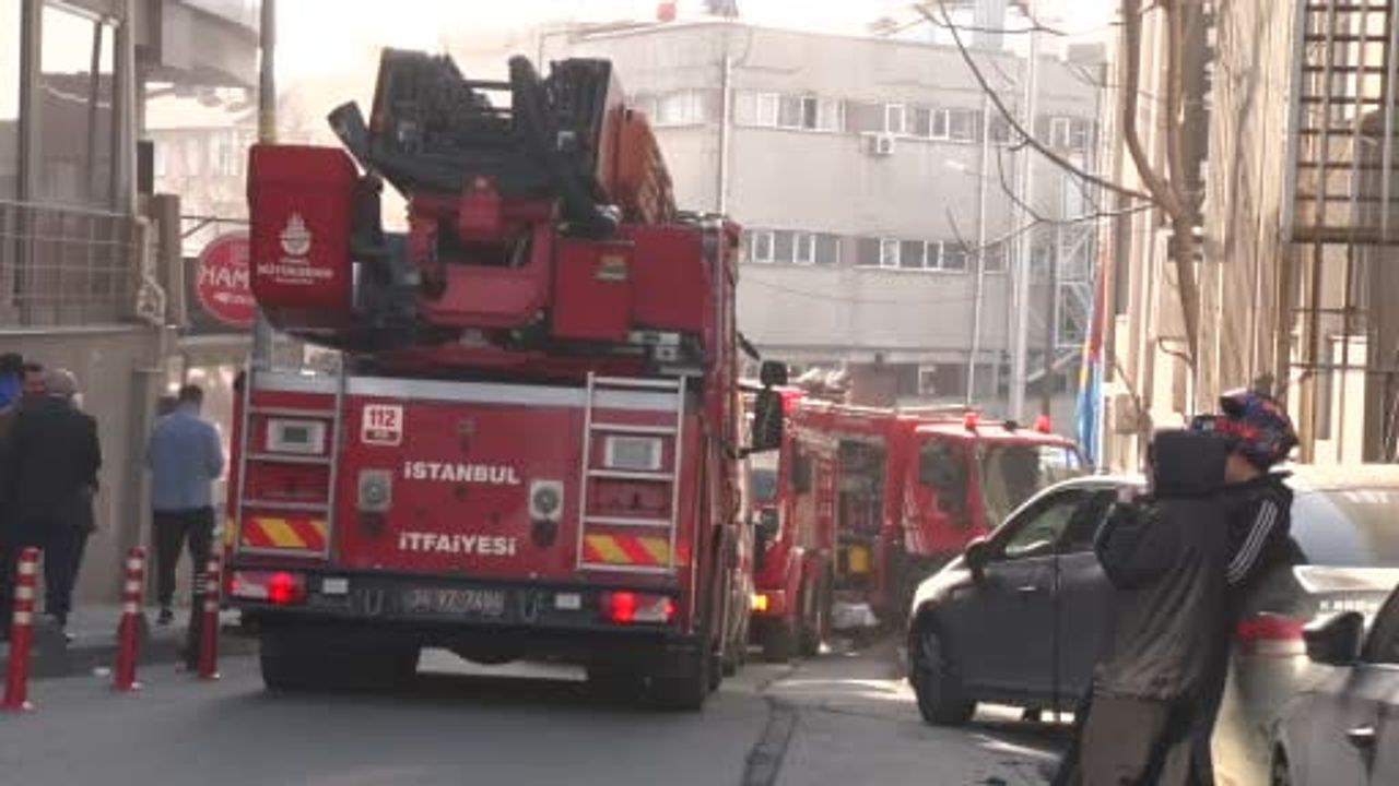Bayrampaşa Kaymakamlığı altında çıkan hamam yangını: Çalışanlar tahliye edildi
