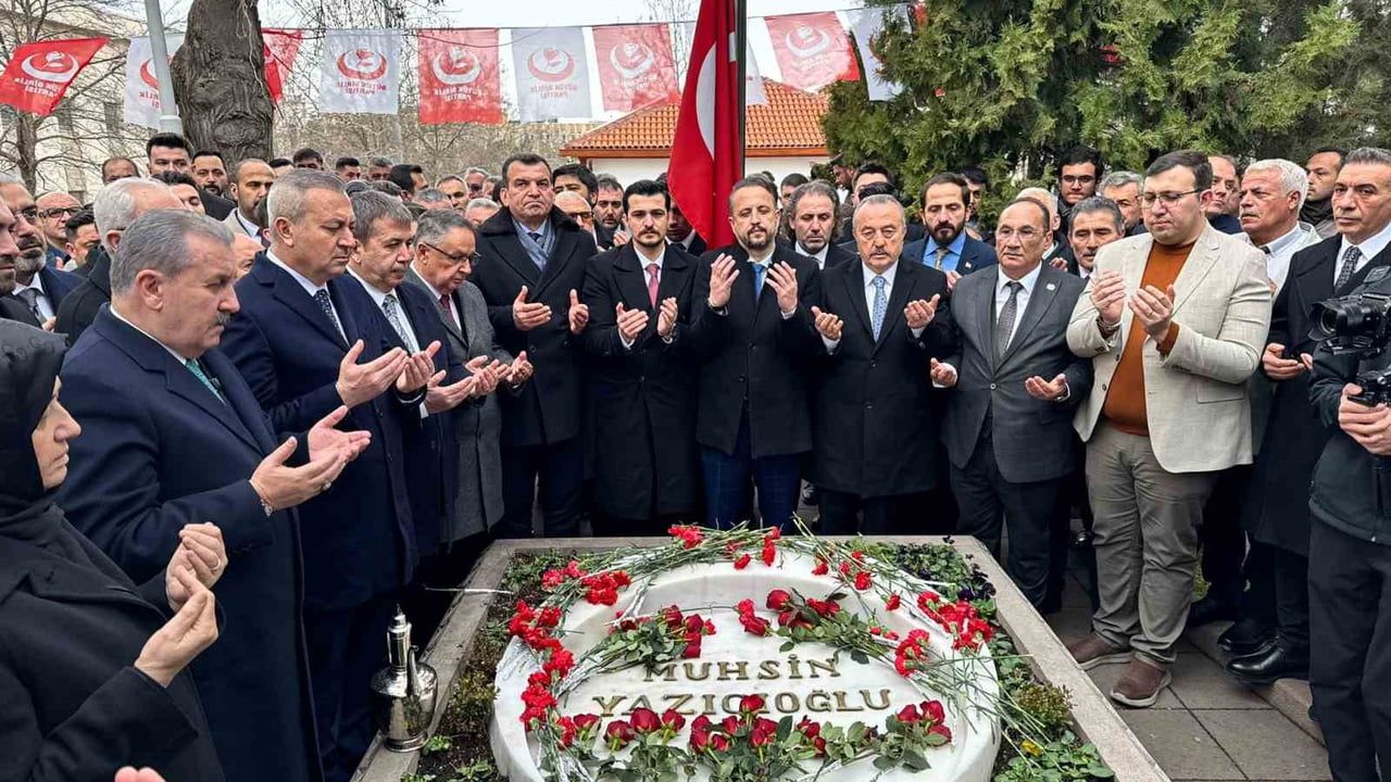 BBP’nin 33'üncü kuruluş yıldönümünde Muhsin Yazıcıoğlu kabri başında anıldı
