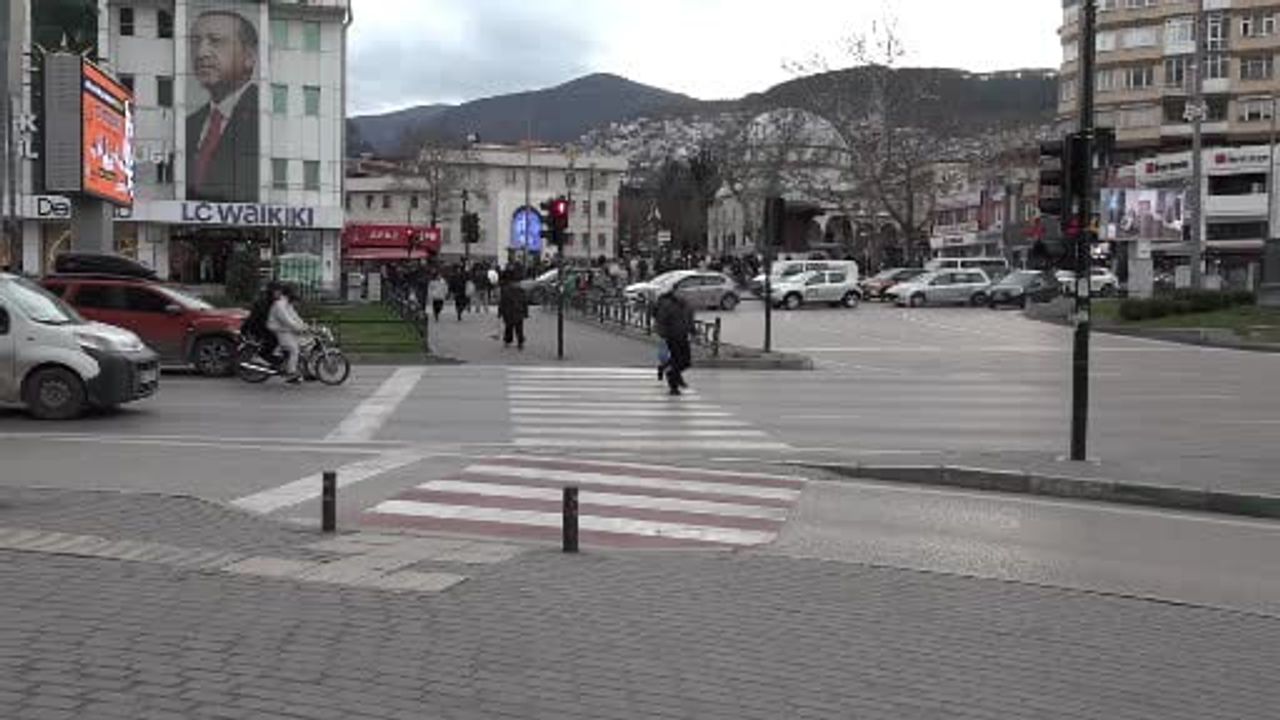 Bebek Arabası Lodosta Devrildi, Eşyalar Yola Saçıldı