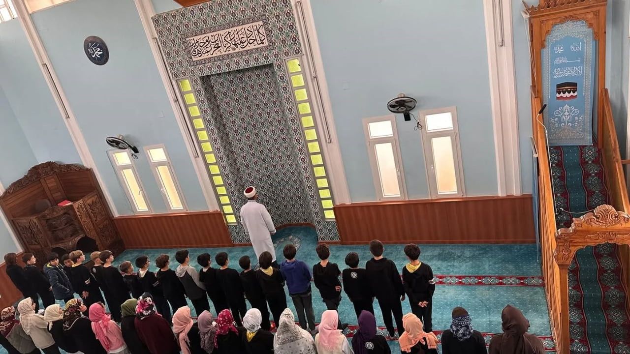 Behiye Hanım Ortaokulu öğrencileri Hacı Ahmet Özbaş Camii'ni gezdi