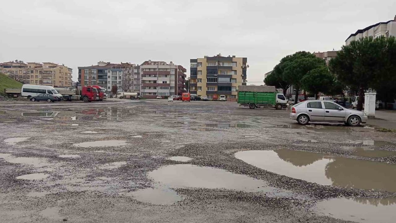 Bergama Maltepe'de pazar çilesi: Yağmur ve çöp sorunları