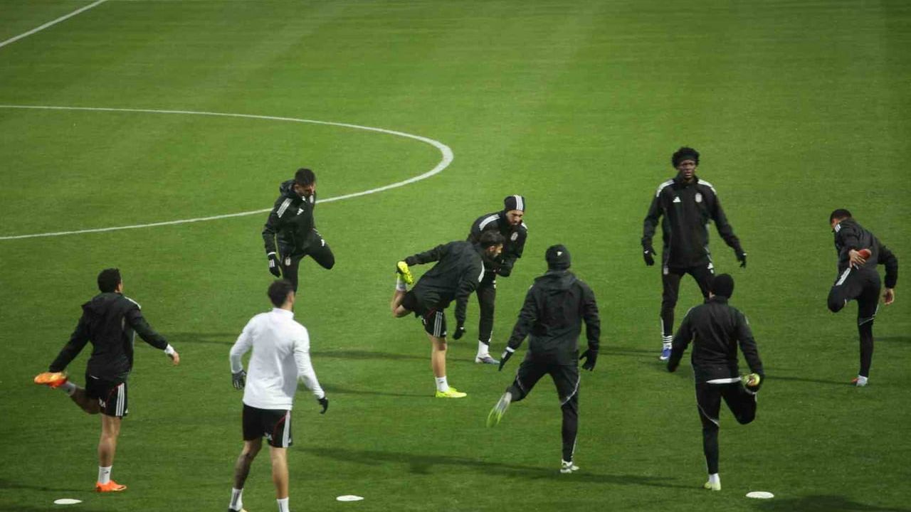 Beşiktaş, Antalya kampında yağışa rağmen çalıştı