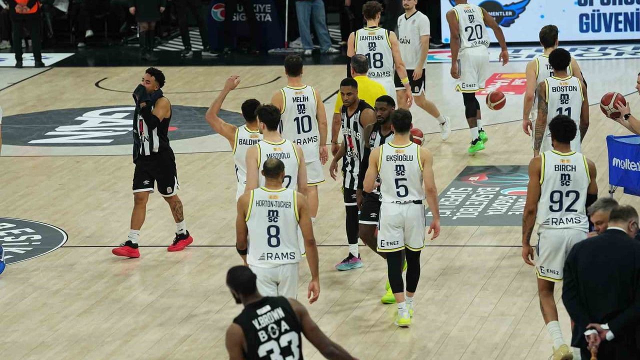 Beşiktaş - Fenerbahçe derbisi tribün olayları nedeniyle durdu