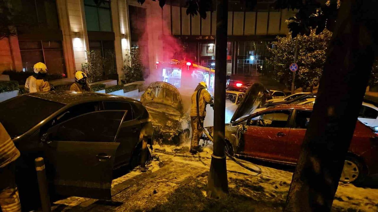 Beşiktaş’ta park halindeki araçta çıkan yangın 4 otomobile sıçradı