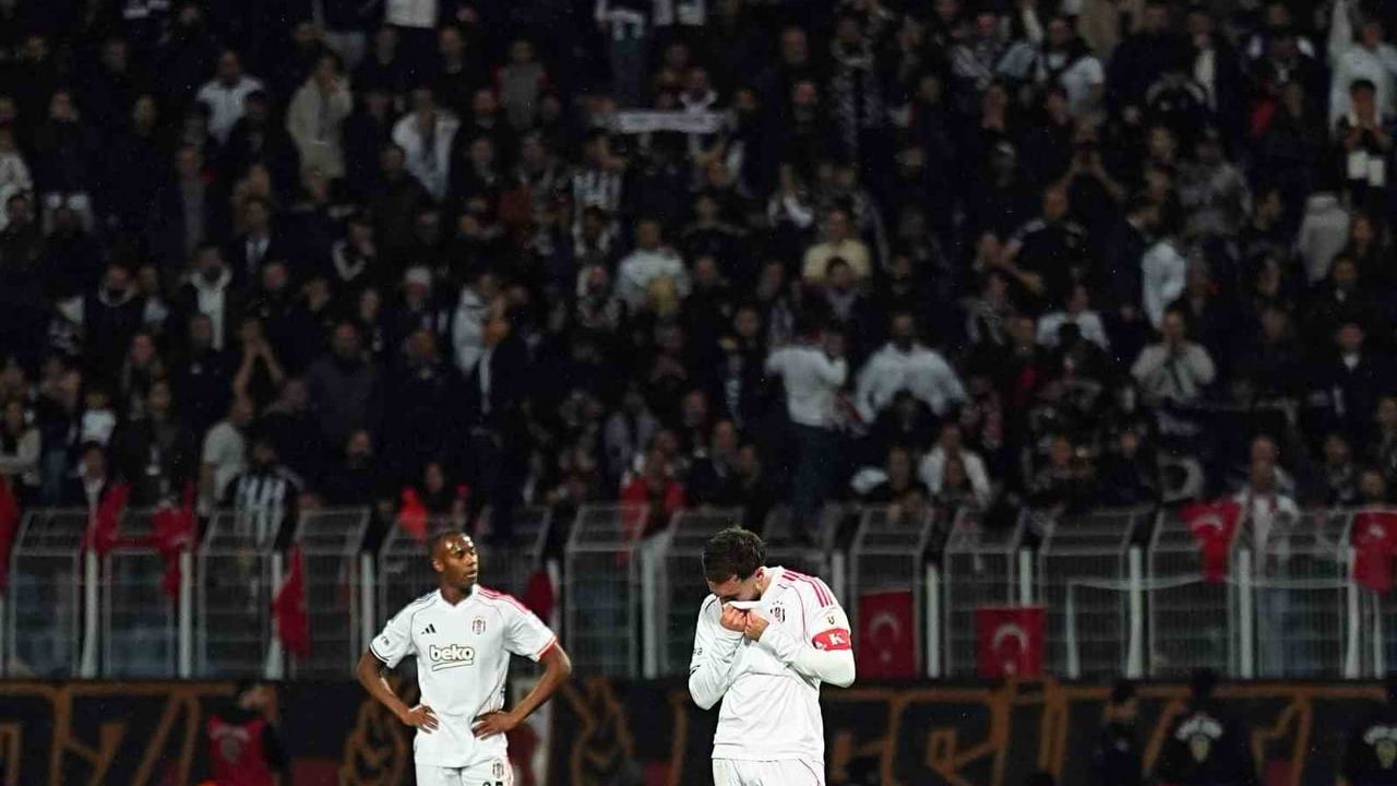 Beşiktaş Taraftarlarından Yönetim Tepkisi: Eyüpspor Maçında İstifa Sloganları