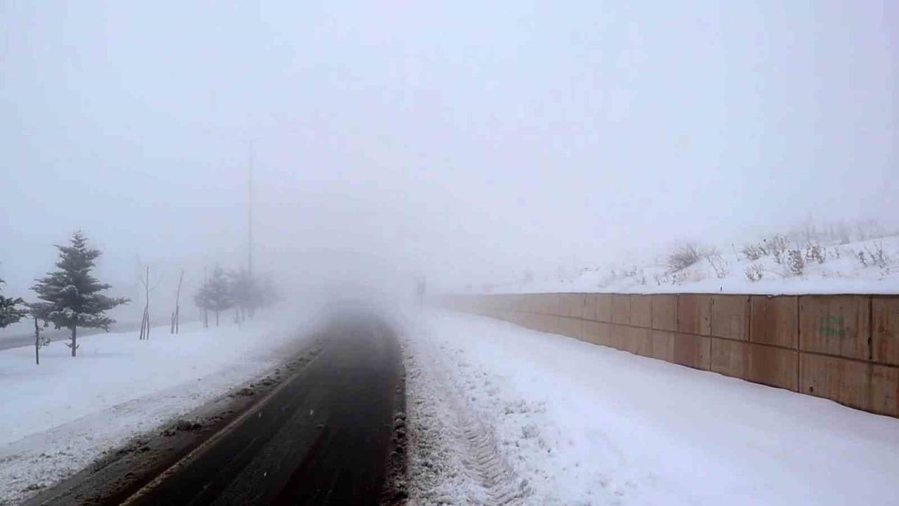 Besni'de kar sonrası yoğun sis ulaşımı olumsuz etkiledi