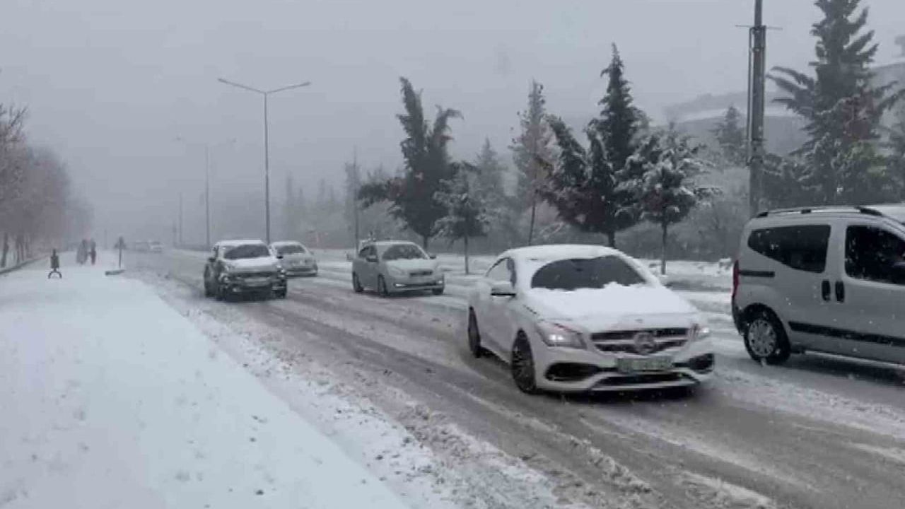 Besni'de Kar Yağışı Ulaşımı Zora Soktu