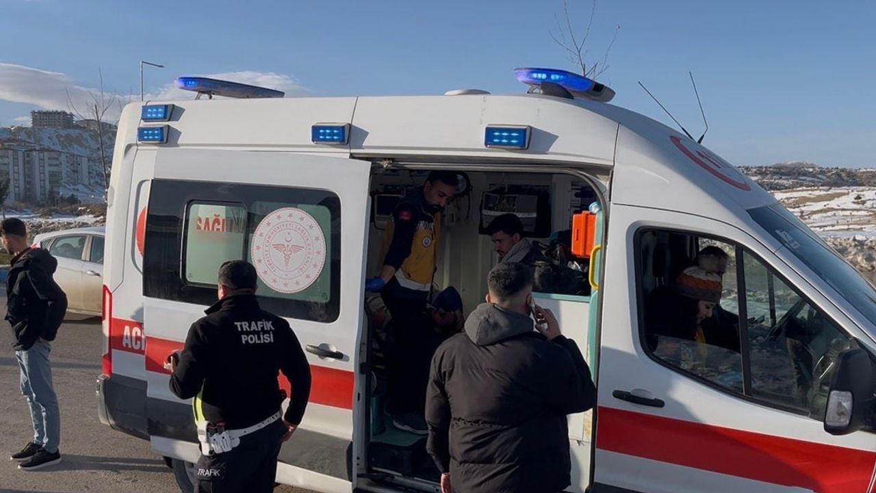 Besni'de motosiklet devrildi: sürücü yaralandı