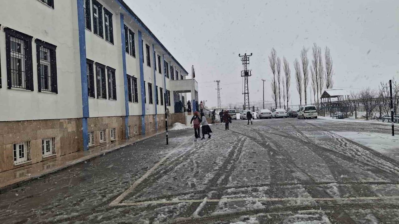 Besni ve Tut ilçelerinde eğitime 1 gün ara