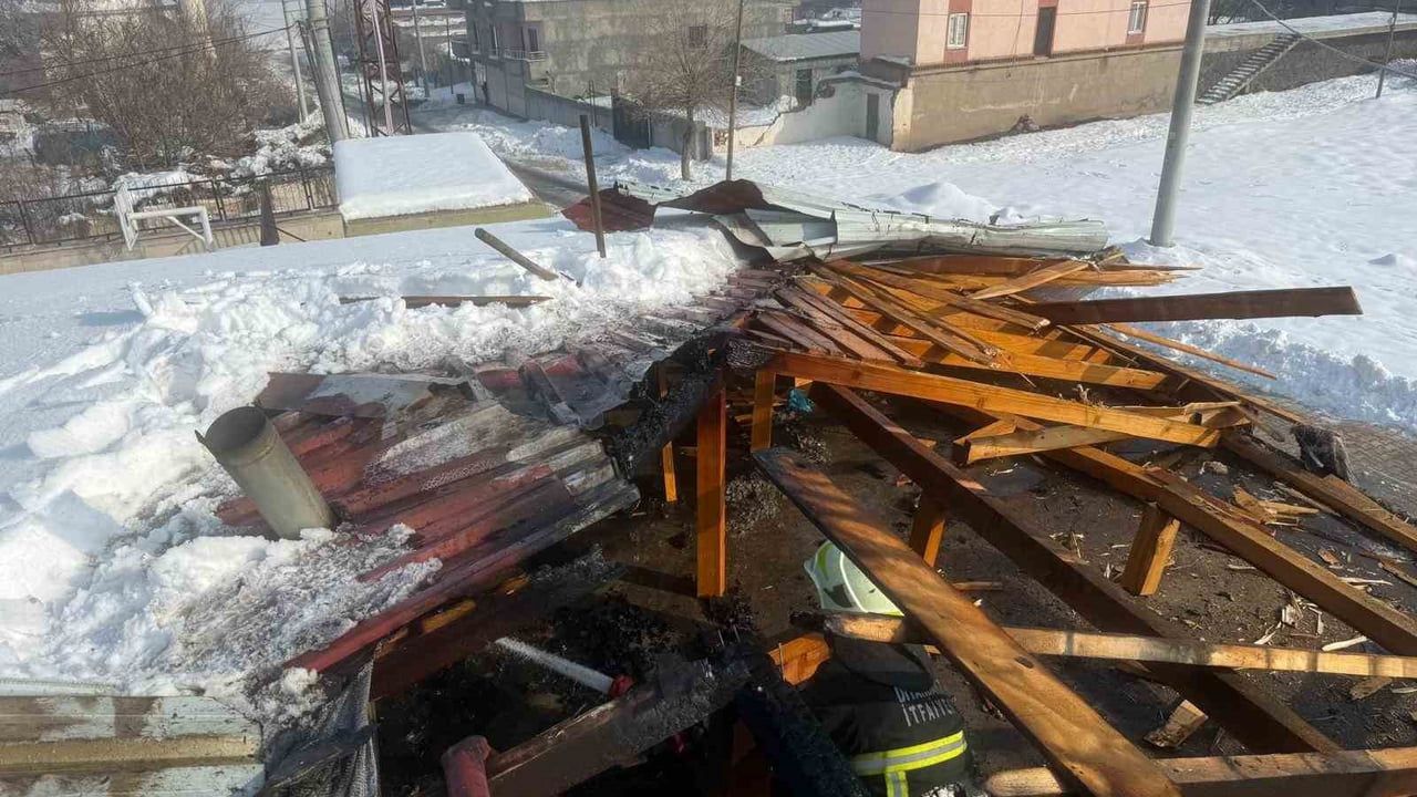 Beşpınar İlkokulu'nda soba kaynaklı çatı yangını kısa sürede söndürüldü