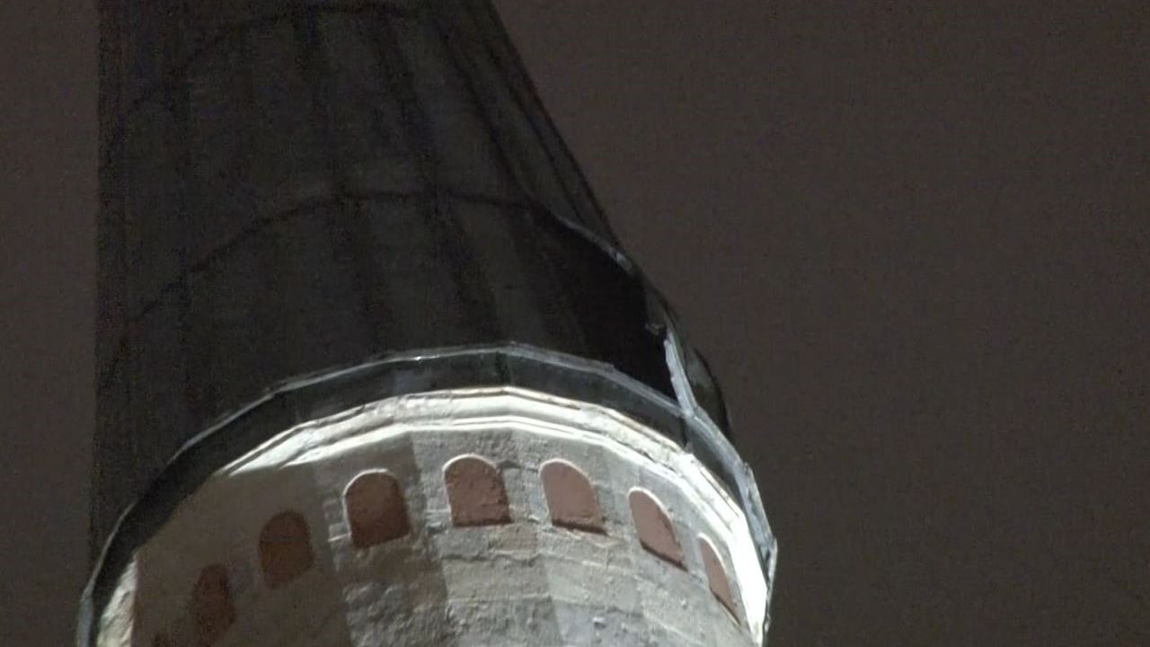 Beyazıt Camii'nin minaresinde kurşun kaplama lodosla söküldü