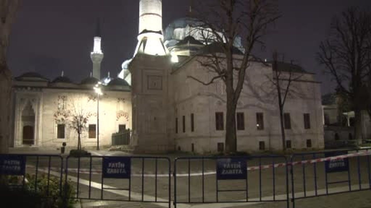 Beyazıt Camii’nin minaresindeki kurşun kaplama lodosla yerinden çıktı