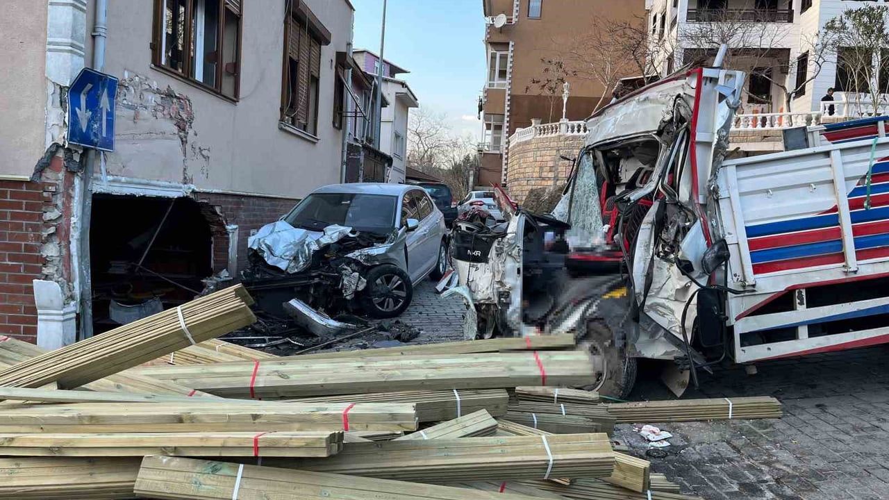 Beykoz’da kamyon dükkana daldı: 2 ölü, 1 yaralı