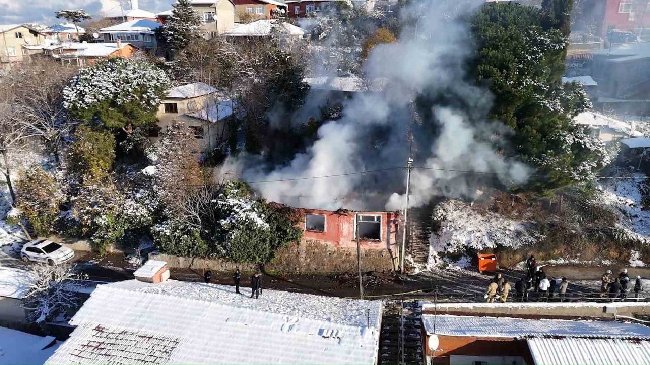 Beykoz'da metruk binada yangın — ekipler buzlanma nedeniyle güçlük yaşadı