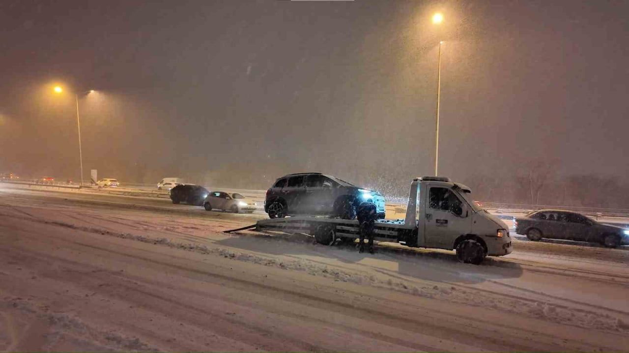 Beykoz Kavacık'ta yılın ilk karında ulaşım aksadı