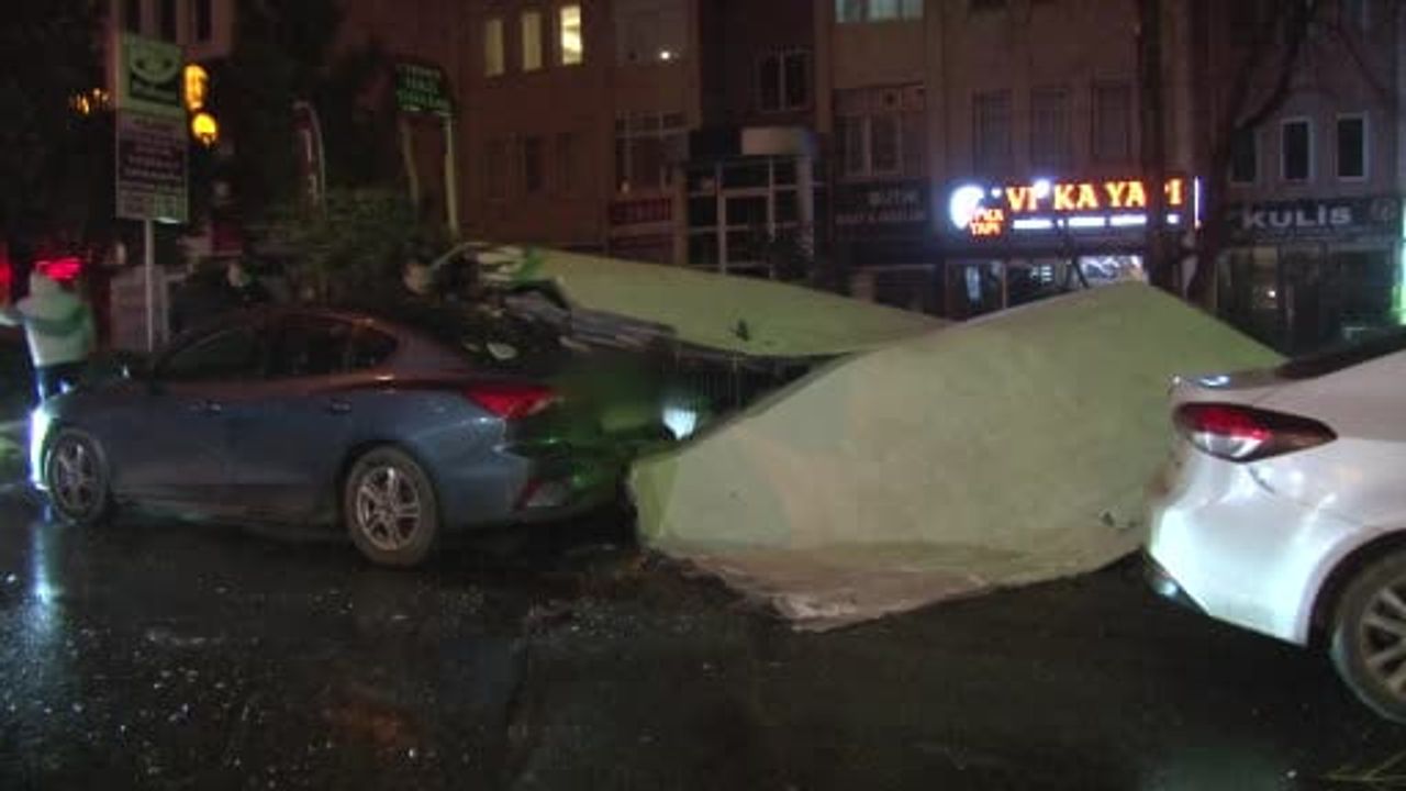 Beylikdüzü’nde 15 katlı binanın dış cephesi park halindeki araca düştü